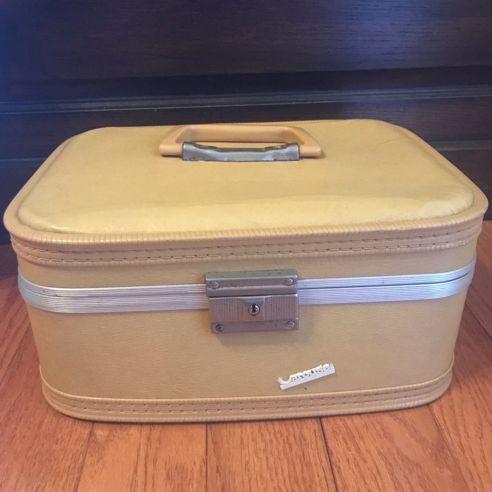Vintage hard shell train case